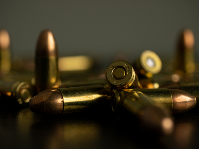 Tredicenne a scuola con pistola e proiettili: paura tra i genitori a Civitella ma era solo una “bravata”