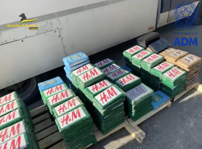 Pacchi dell’H&M? No… cocaina purissima: sequestrati oltre 217kg al porto di Livorno