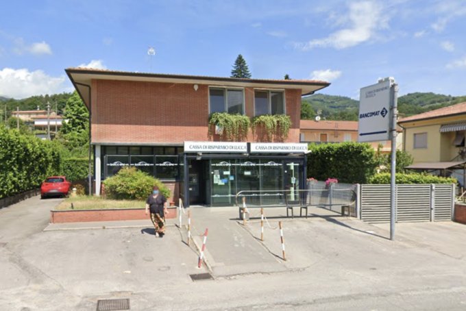 Fanno saltare in aria il bancomat con l’esplosivo: boato nella notte a Pescaglia