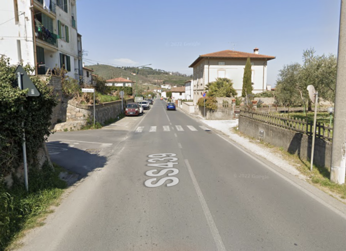 Buti, travolta da uno scooter mentre attraversa la strada: muore 89enne