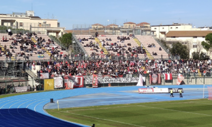 Scontri tra tifosi dopo il derby Grosseto-Livorno: due agenti feriti