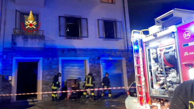Casa in fiamme, 64enne al centro grandi ustioni