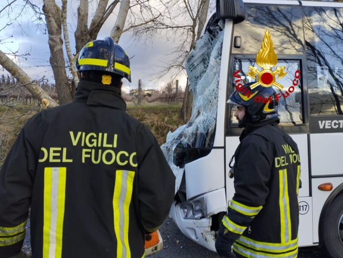 Paura a Rignano sull’Arno, albero cade su uno scuolabus