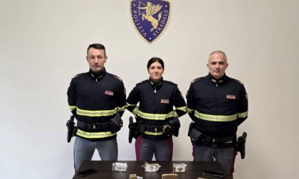 Fermati sull'A1 ad Arezzo, nell'auto oltre 1kg di hashish