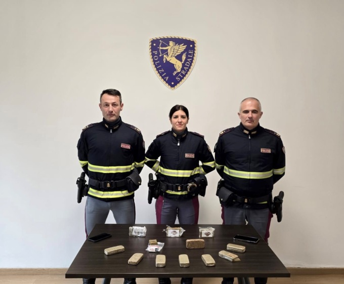 Fermati sull’A1 ad Arezzo, nell’auto oltre 1kg di hashish