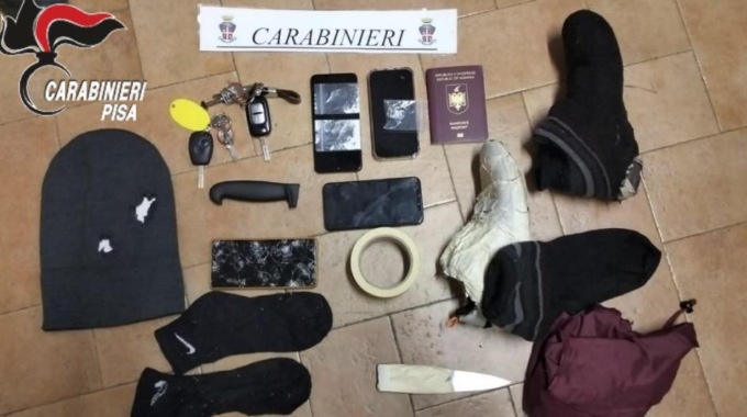 Pisa, presunto ladro fermato nella notte tenta di accoltellare un carabiniere