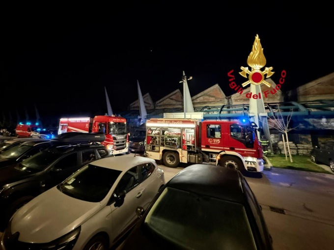 Firenze, incendio all’ex Meccanotessile: masserizie in fiamme