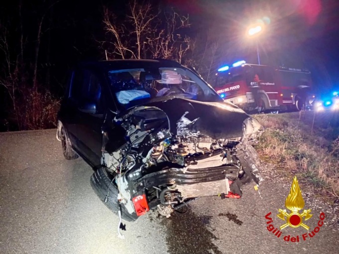Volterra, perde il controllo e finisce fuori strada: auto distrutta nella notte