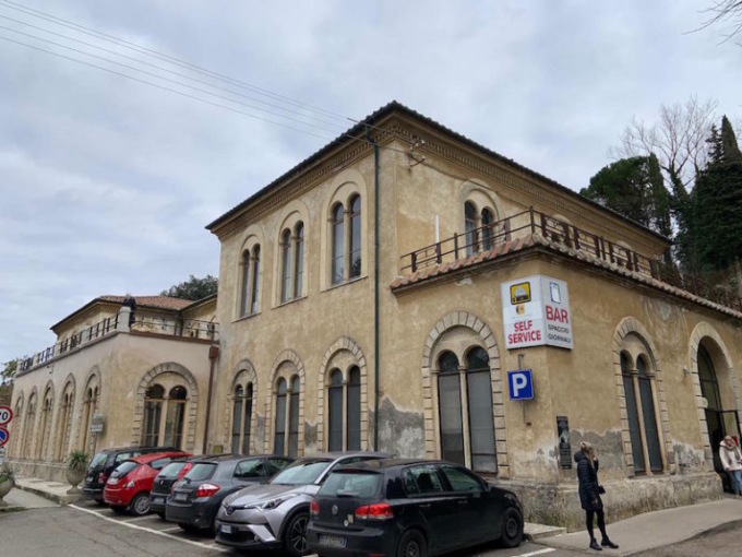 Volterra, dà in escandescenze in ospedale e in caserma: arrestato