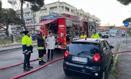 Livorno, maxi incendio nella notte: in 4 in ospedale, grave un intossicato