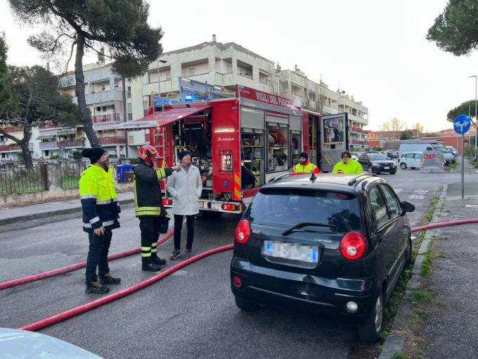 Livorno, maxi incendio nella notte: in 4 in ospedale, grave un intossicato