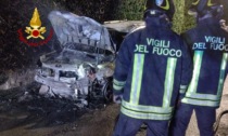 Paura a Firenze, fuggono dall'auto in fiamme dopo l'incidente