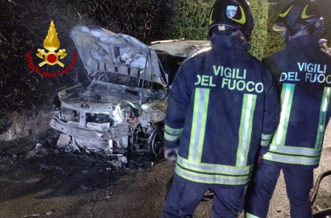 Paura a Firenze, fuggono dall’auto in fiamme dopo l’incidente