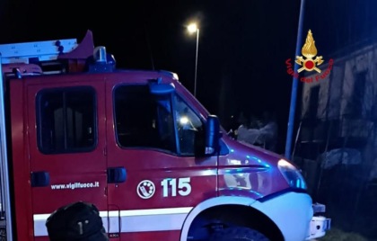 Cascina (Pisa), incendio in un rimessaggio: un intossicato