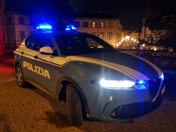 Lucca, schiaffeggia e minaccia con un cavatappi la ex compagna: soccorsa dal cugino di lui