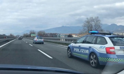 Lucca, 83enne derubata con la truffa delle monetine nel parcheggio del supermercato