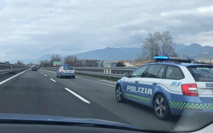 Lucca, 83enne derubata con la truffa delle monetine nel parcheggio del supermercato