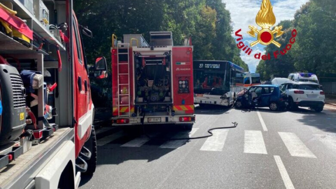 Incidente a Greve, auto ribaltata su un fianco