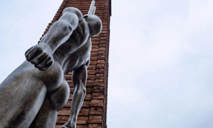 Firenze, un gigante in San Lorenzo: è la scultura di Giannelli