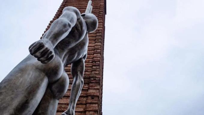 Firenze, un gigante in San Lorenzo: è la scultura di Giannelli