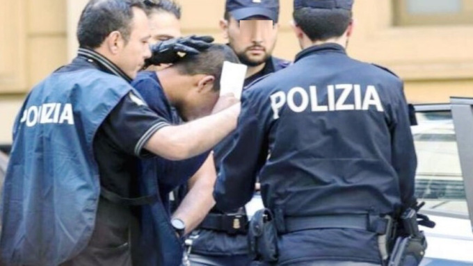 Firenze, 14enne telefona alla polizia: “Venite a casa, il babbo picchia me e la mamma”
