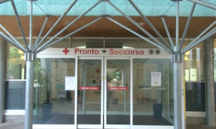 Un cittadino cinese ha messo il pronto soccorso a ferro e fuoco sfondando una porta a vetri e mordendo un infermiere alla gamba