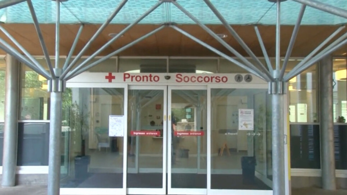 Un cittadino cinese ha messo il pronto soccorso a ferro e fuoco sfondando una porta a vetri e mordendo un infermiere alla gamba