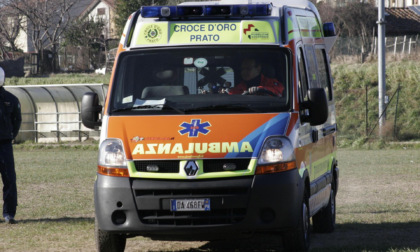 Vecchiano, finisce con lo scooter nel fosso pieno d’acqua: donna 43enne in gravi condizioni