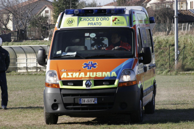 Vecchiano, finisce con lo scooter nel fosso pieno d’acqua: donna 43enne in gravi condizioni