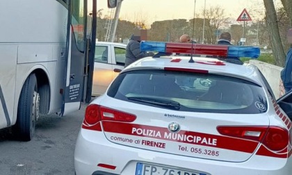 Autista aggredita da un automobilista: pugni dal finestrino e fuga, indaga la Municipale