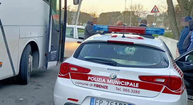 Autista aggredita da un automobilista: pugni dal finestrino e fuga, indaga la Municipale