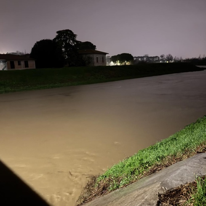 Maltempo, allerta gialla: pioggia incessante in Toscana, si alza il livello dei fiumi