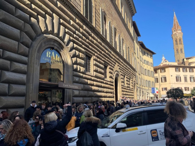 Aggressione a una collega da un Ncc, tassiste fiorentine scendono in piazza