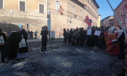 Siena, studenti e ricercatori inscenano il funerale dell’università