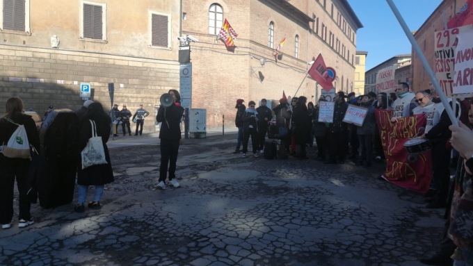 Siena, studenti e ricercatori inscenano il funerale dell’università