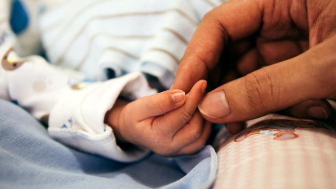 Neonata morta in culla, indagata la mamma: ipotesi sostanza nociva dal latte materno