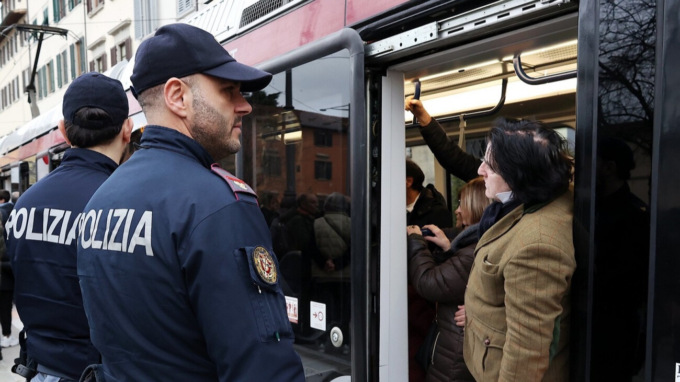 Sorpreso in tramvia con 18 dosi di droga
