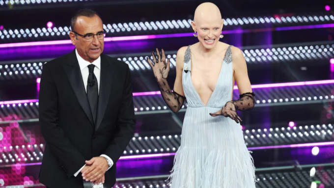 Carlo Conti e la malattia della nipote: “Bianca Balti le ha trasmesso forza dal palco”