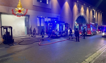 Incendio al centro commerciale di San Donato: a fuoco compattatore per rifiuti