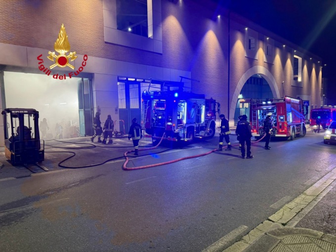 Incendio al centro commerciale di San Donato: a fuoco compattatore per rifiuti