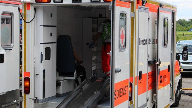 Prato, 17enne finito in moto contro un furgone: i medici gli amputano un piede