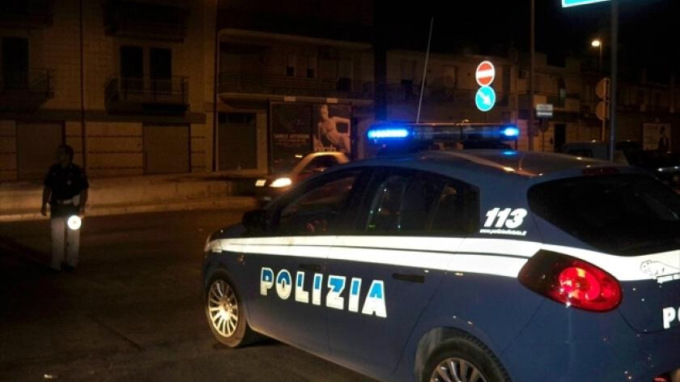 Torna al supermercato e accoltella l’addetto alla sicurezza alla testa