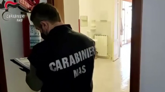 Firenze, perquisizioni nelle Rsa dei 3 morti: sotto esame la filiera degli alimenti
