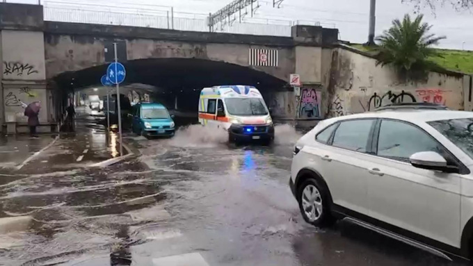 Maltempo, pioggia forte e allagamenti a Firenze