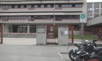 Prato, studente precipita da una finestra a scuola. Si teme gesto volontario