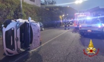 Urta le auto in sosta e poi si ribalta: ferita una donna