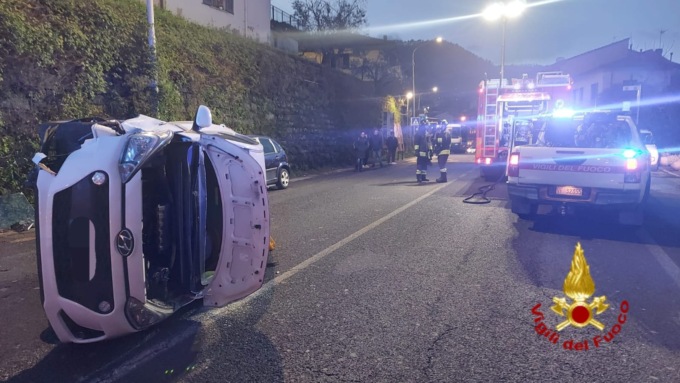 Urta le auto in sosta e poi si ribalta: ferita una donna