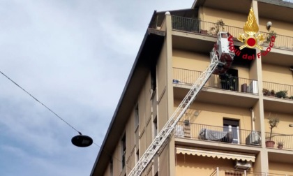 Firenze, incendio in appartamento: una donna cade dalle scale per scappare