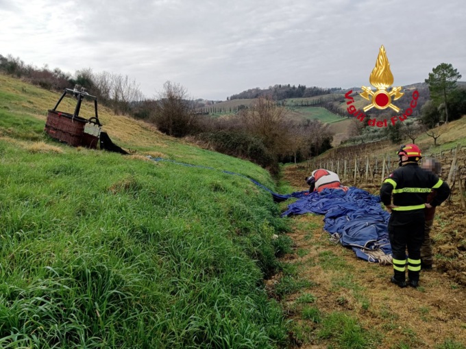 Paura a bordo di una mongolfiera: soccorse quattro persone dopo l’atterraggio di emergenza