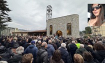 Un migliaio per l'ultimo saluto a Eleonora Guidi. Rose rosse, lacrime e silenzio. Don Luca: "Non fatevi vincere dalla rabbia, fatevi aiutare"